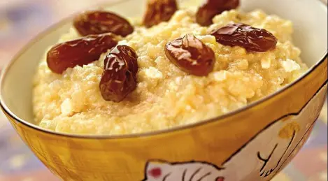 Bouillie de millet aux raisins secs et fromage cottage