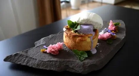 Tarta de porciones con bayas y dúo de helado de vainilla y arándanos