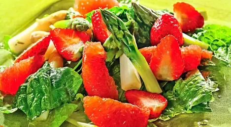 Spargelsalat mit Erdbeeren