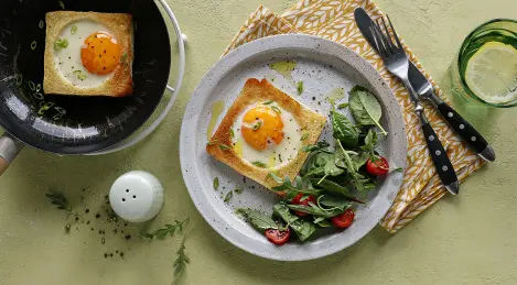 Scrambled eggs in bread