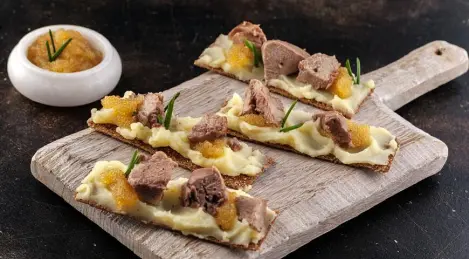 Pain croustillant au foie de morue et caviar