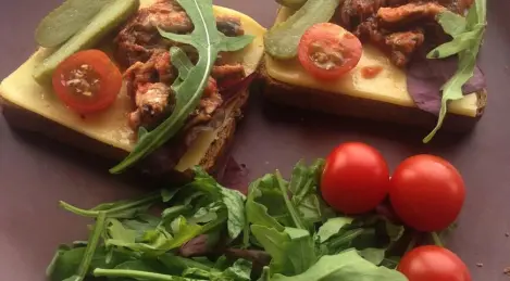 Sándwich de espadín en salsa de tomate