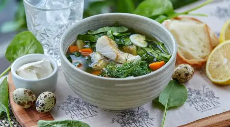 Refrigerador con lucioperca ahumada y crema agria