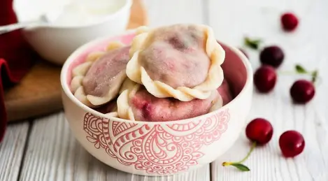 Vareniki au fromage cottage et aux cerises