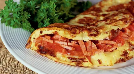 Omelette au jambon et tomates