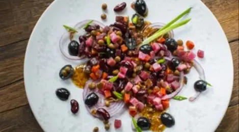 Vinaigrette mit roten Bohnen, Oliven und Honig-Senf-Dressing