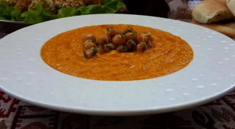 Cream soup with pumpkin and chickpeas