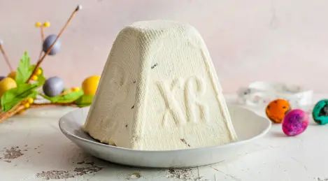 Cottage cheese Easter with candied fruits