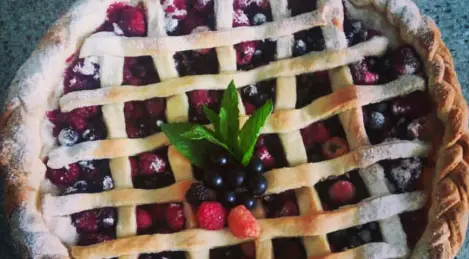 Pie with berries from shortcrust pastry