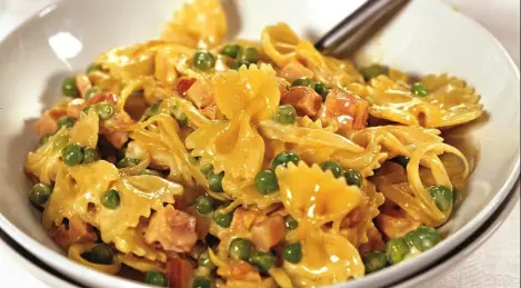 Pasta with green peas and ham