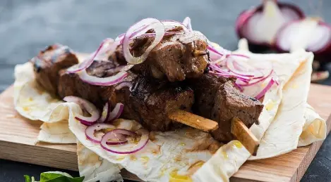 Brochettes de cou de porc marinées pomme-moutarde