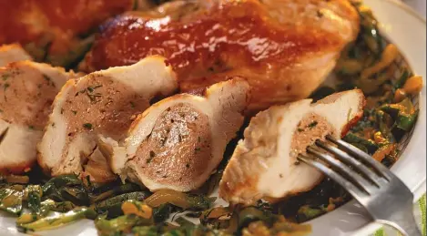 Poitrines de poulet farcies aux concombres