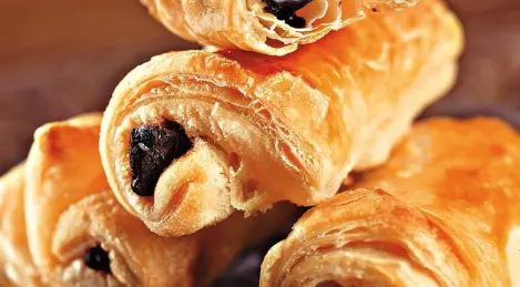 Puff rolls with chocolate