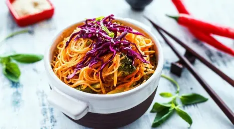 Fideos de arroz con salsa de curry