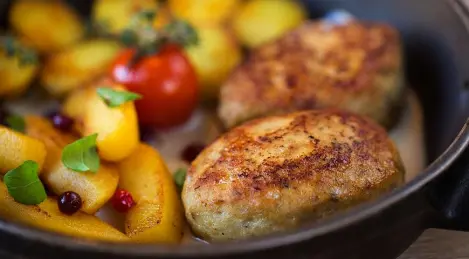 Fasanenkoteletts mit geschmorter Quitte, neuen Kartoffeln und eingeweichten Preiselbeeren