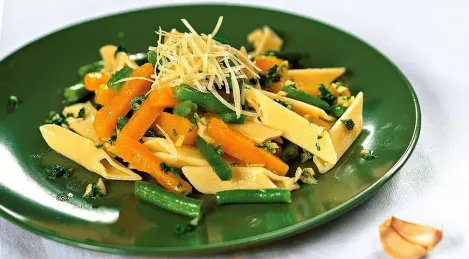 Pumpkin salad with pasta