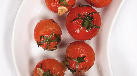 Tomates cherry fritos con salvia y ajo
