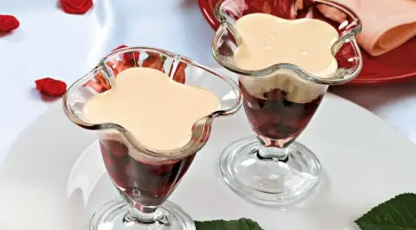 Warmes Beerendessert mit Sabayonsauce