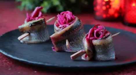 Herring rolls with beetroot filling