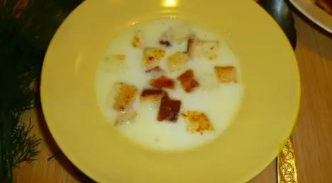 Cheese soup with croutons