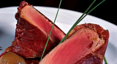 Filet de thon enrobé de tranches de jambon