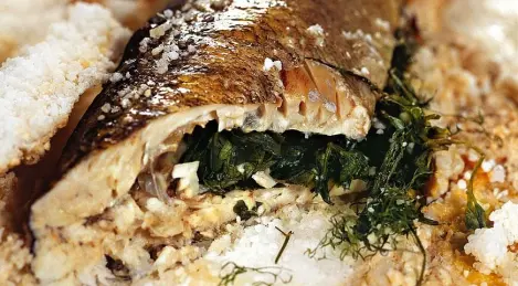 Lucioperca al horno a la sal