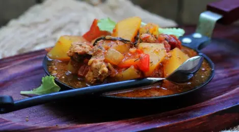 Ragoût de pommes de terre à la viande hachée et passata de tomates