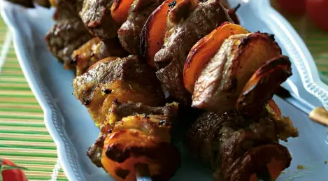 Spicy lamb with dried apricots on skewers