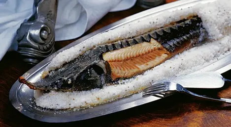 Sterlet in Salz gebacken