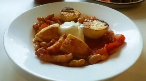 Fagioli con pancetta e patate al forno
