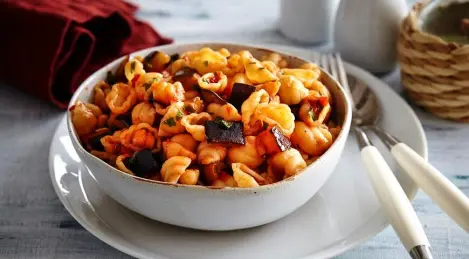 Pasta with chickpeas and eggplant
