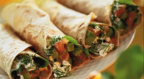 Rouleaux au saumon fumé, avocat et poivre