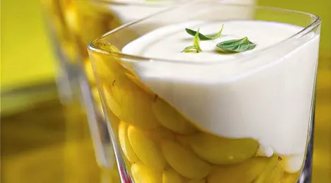 Grapes in yogurt jelly