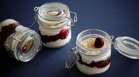 Forêt-Noire avec brownie au chocolat, crème fouettée, compote de chili aux cerises et crème brûlée à la vanille