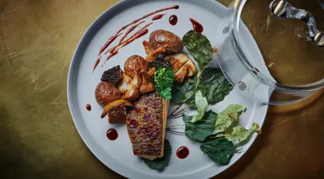 Truite de rivière grillée au tilleul et champignons forestiers