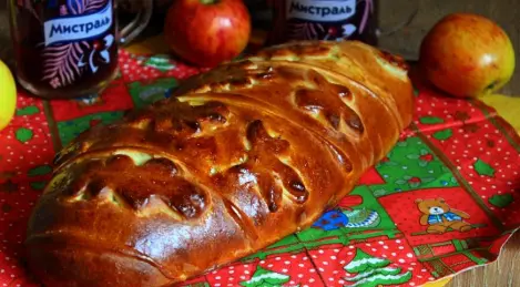Kulebyaka with apples and cinnamon