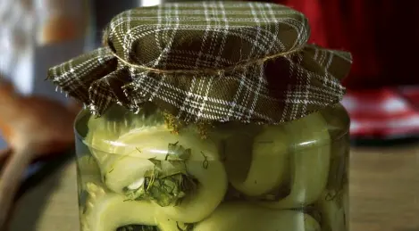 Rouleaux de concombre envahis