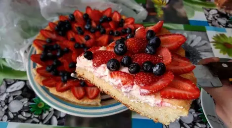 Pie "Tenderness" mit Erdbeeren und Heidelbeeren