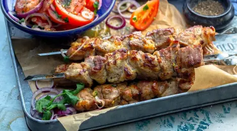 Pork skewers with wine vinegar