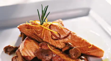 Warm salmon with chanterelles and papaya