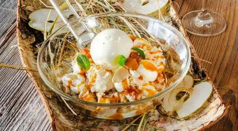 Torta Antonovsky con sorbetto alle mandorle e caramello salato di Mikhail Simagin