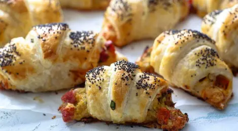 Bagels with ham, cheese and tomatoes