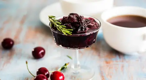 Schnelle Kirschmarmelade mit Honig und Rosmarin