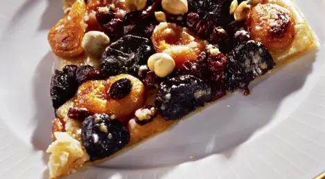 Torta aperta con frutta secca e noci