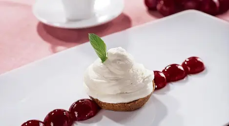 Nut baskets with Roquefort cream