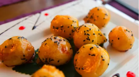 Bolas de frutas al caramelo con sésamo negro