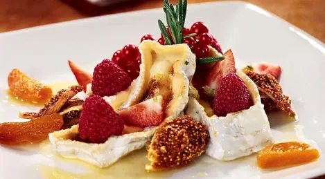 Caramelized camembert with fruit