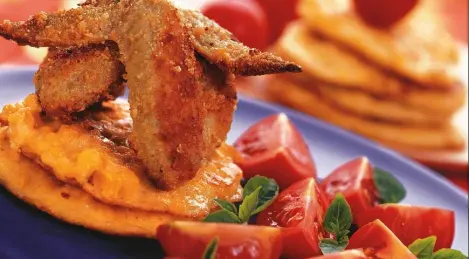 Chicken wings with corn pancakes
