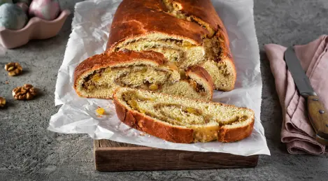 Easter roll with nuts