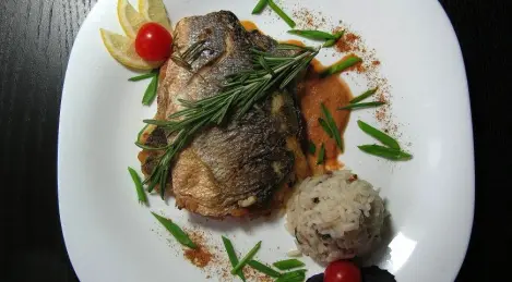 Gebratener Wolfsbarsch mit Rosmarin und Wildreis mit Basilikumsauce